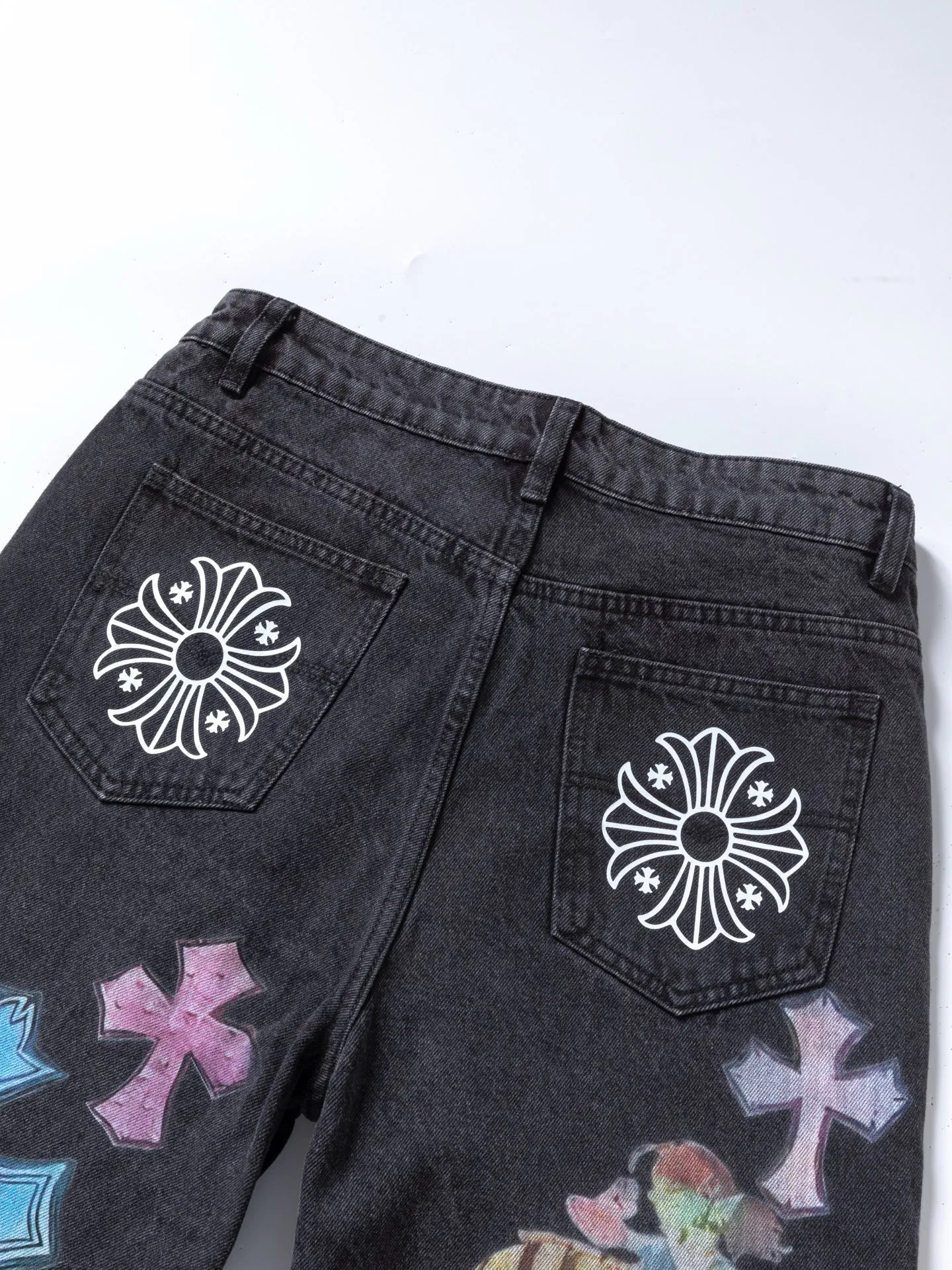 P300 💰 (top version) chrome hearts ss25 black elf print jeans. Styles with different wash textures, very friendly to people with thin legs and thick legs. The slightly flared version is very flattering to the leg shape. The moderate length will never go out of style. It can be matched easily and casually. It is the basis of various styles. It is a must-have in the wardrobe! The fabric is stiff but also makes the upper body soft without losing texture. The washing process is even more perfect. It is a must-have item for everyone! ! !  Color: black Size: 30-32-34-36 30 32 34 36 Waist circumference 80 85 90 95 Sitting circumference 105 110 115 120 Foot opening 46 47 48 49 External length 102 103 104 105